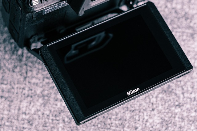 Osoba korzystająca z tabletu z materiałami edukacyjnymi o zrównoważonej technologii w przytulnym domowym biurze